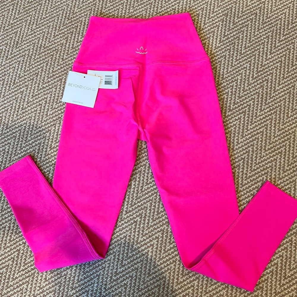 NWT Beyond Yoga leggings. Hot Pink Size S